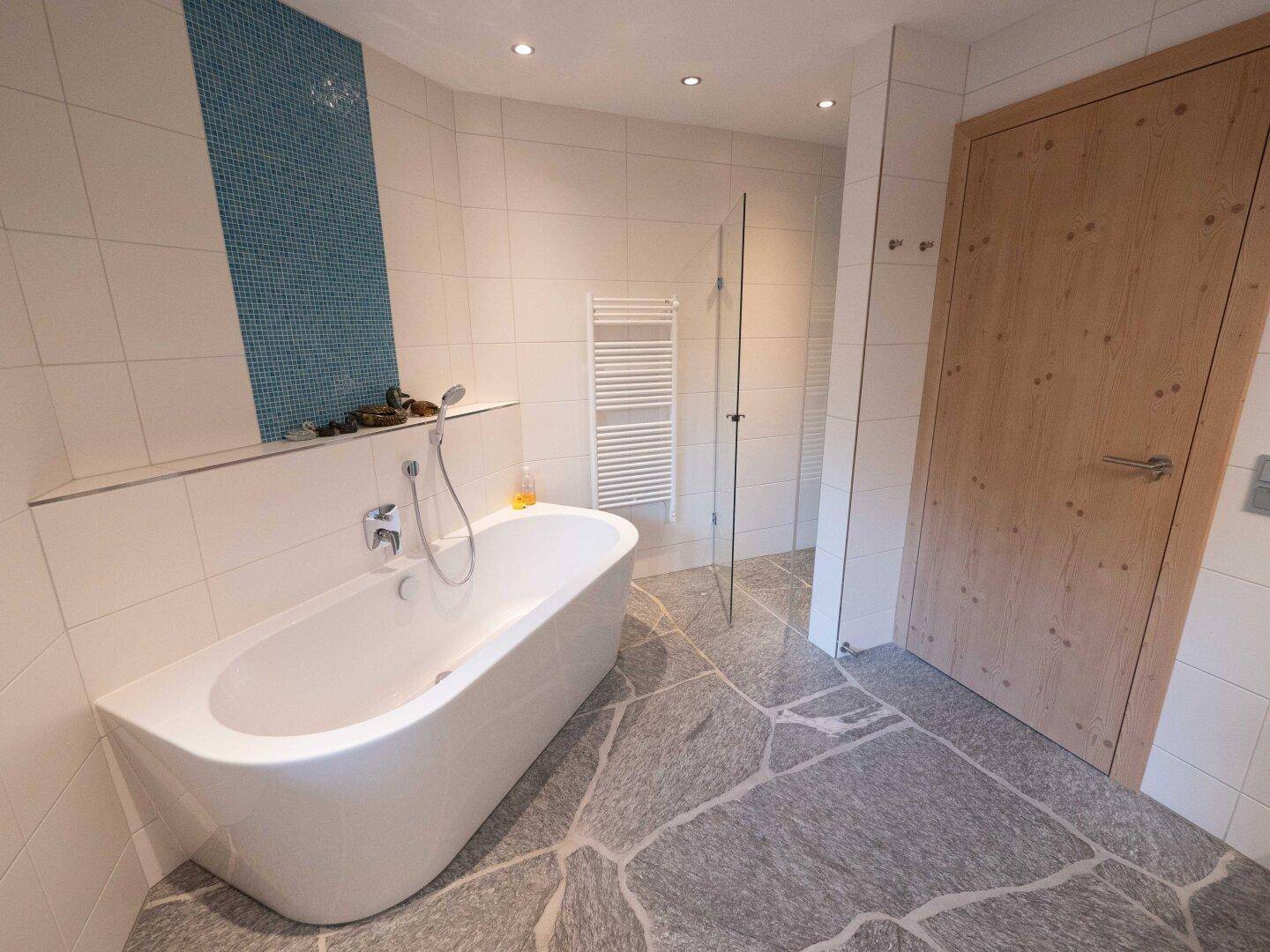 Dusche und Bad im Gästezimmer