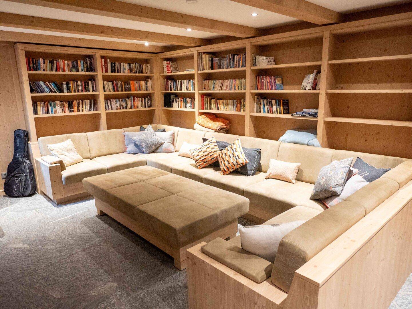 Fernsehraum und Bibliothek