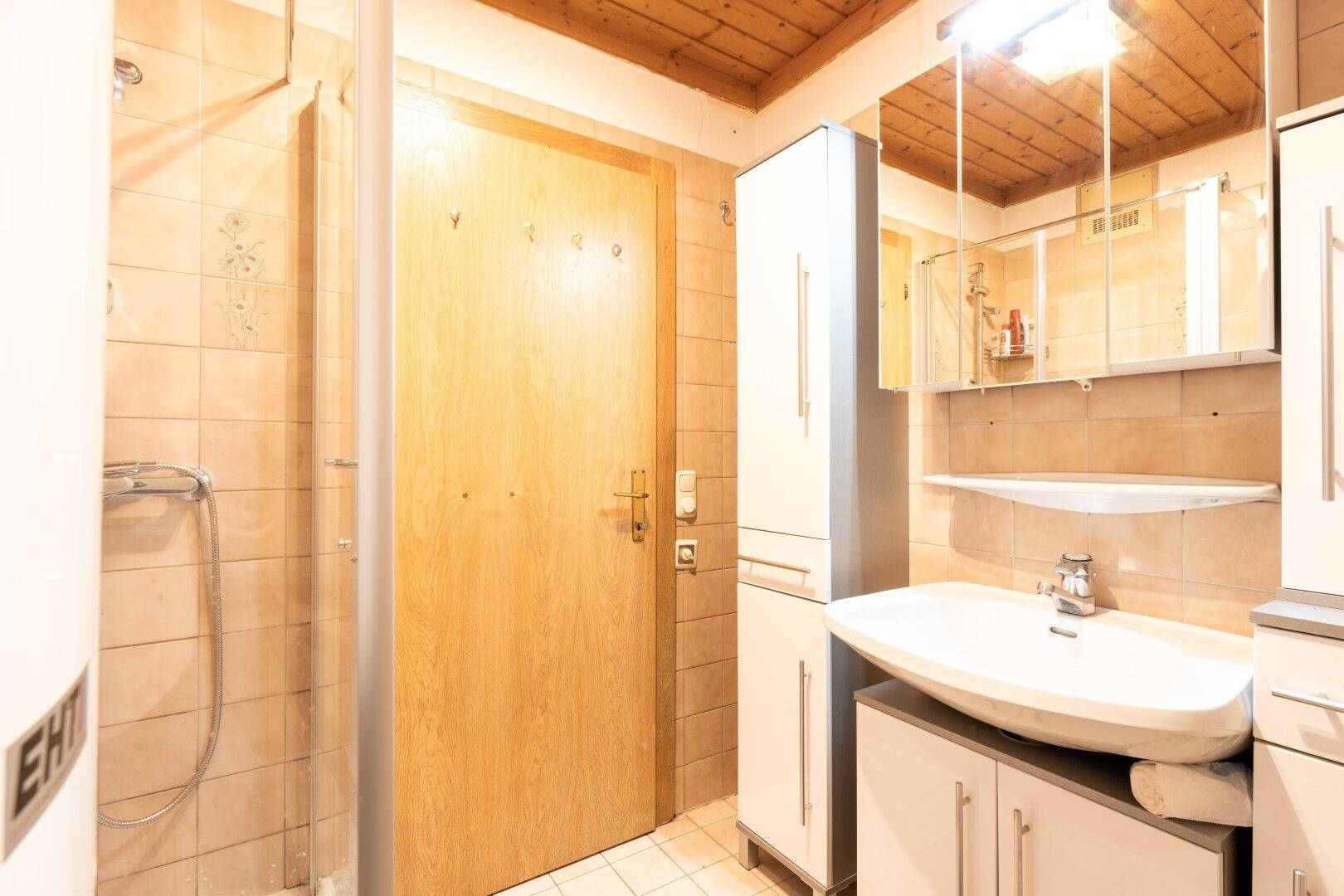 Badezimmer mit Dusche