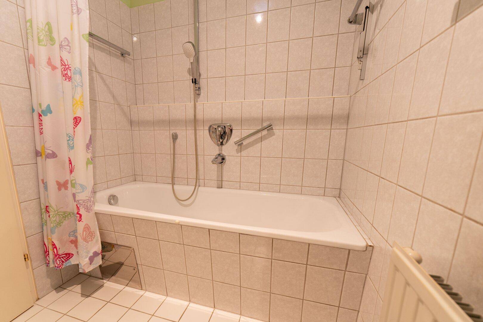 Badezimmer mit Badewanne
