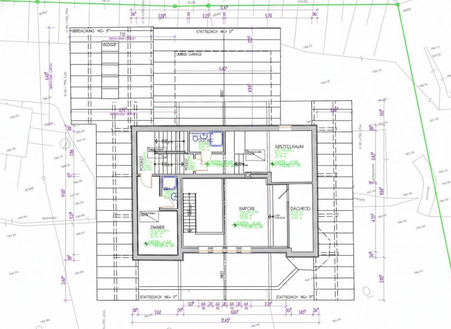Grundriss des Obergeschosses mit Zimmer, Empore, Abstellraum und Dachschrägen.