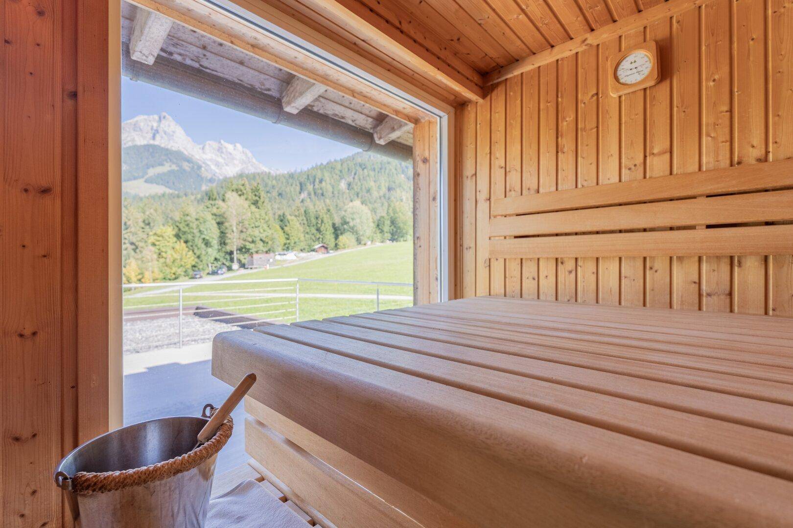 Holzsauna mit Panoramablick auf die Berge, ideal zur Entspannung nach einem aktiven Tag.