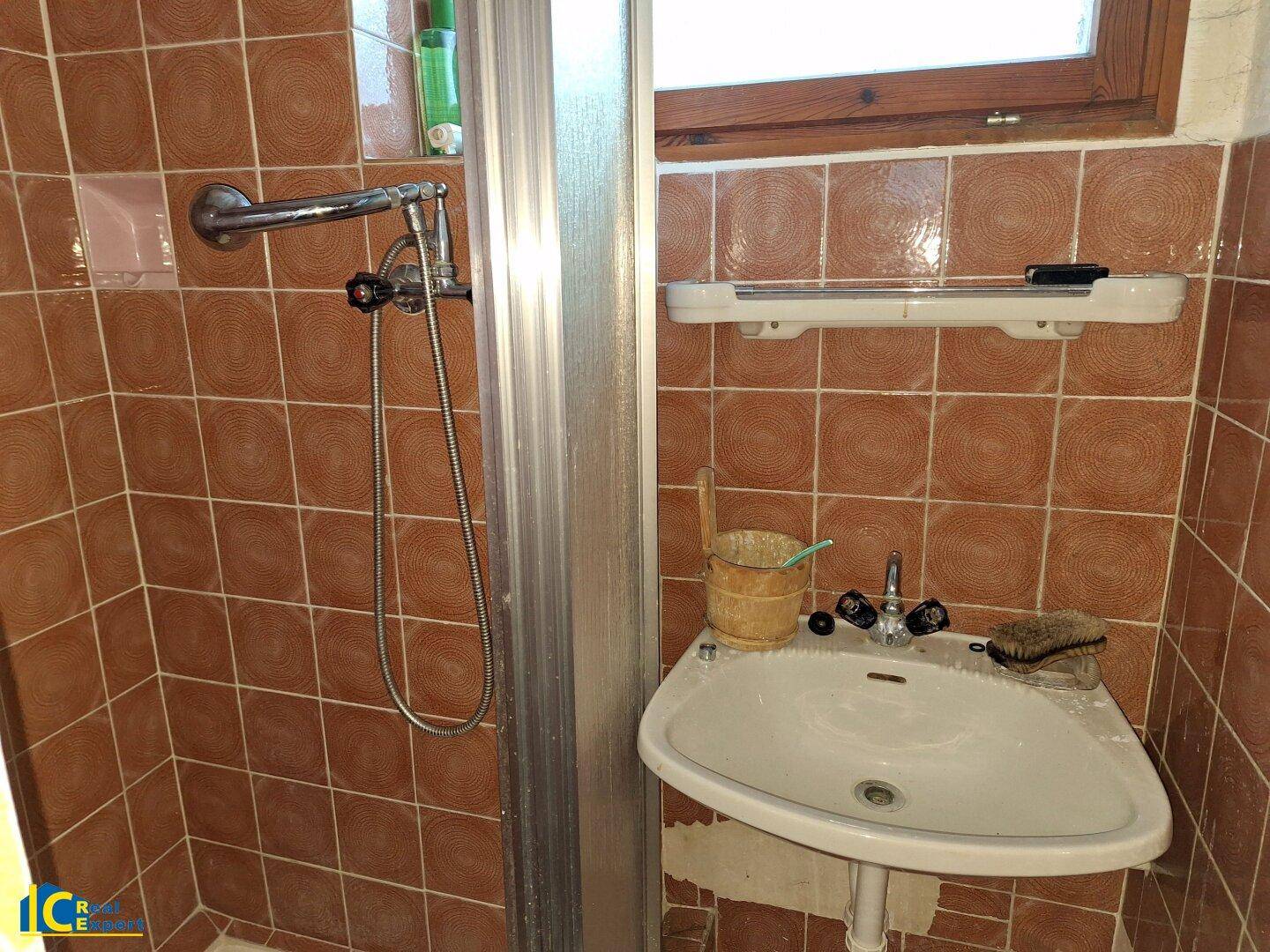 Dusche mit Handwaschbecken im Keller
