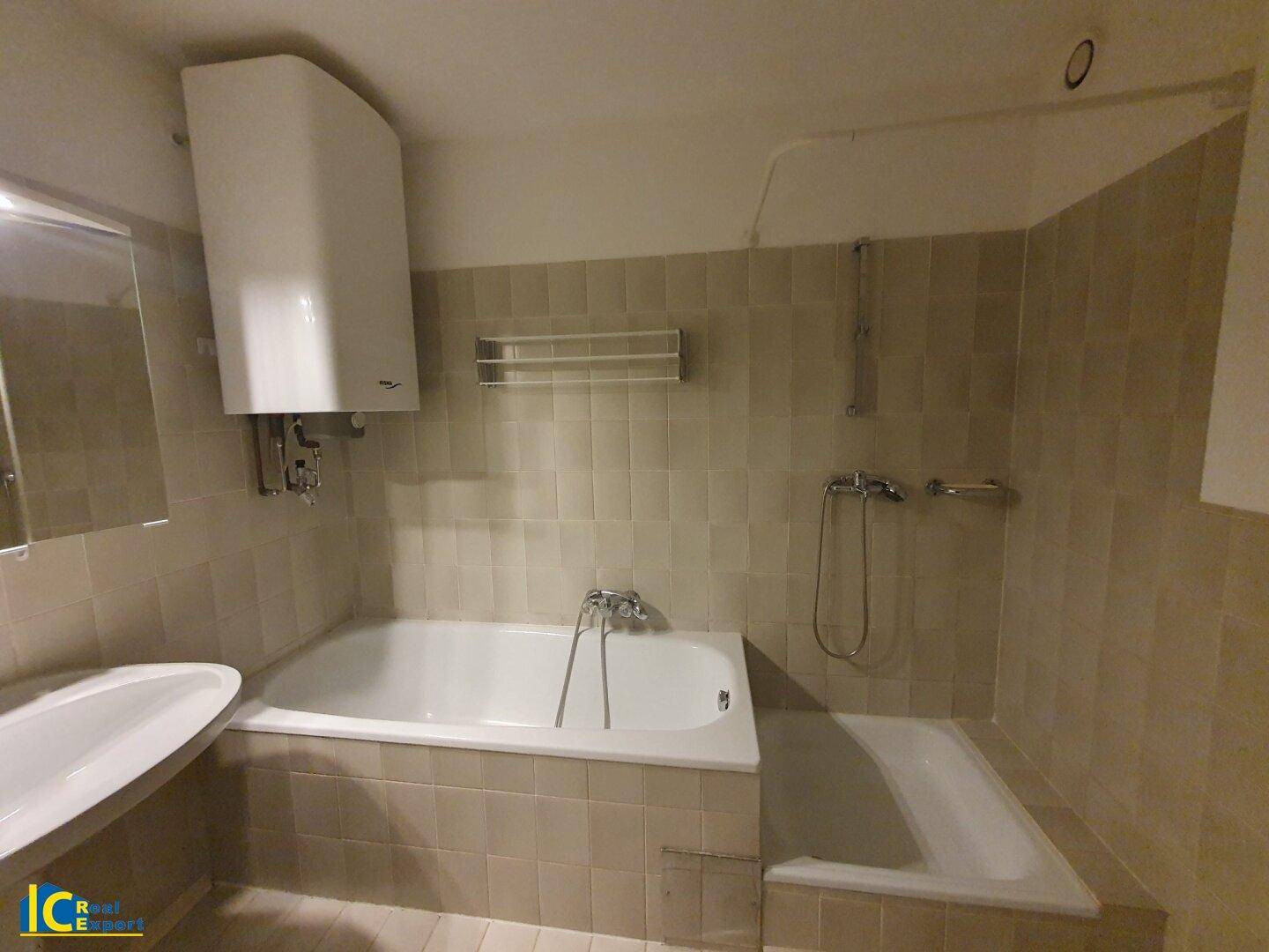 Badezimmer mit Wannen, Dusche Waschmaschinen Anschluss