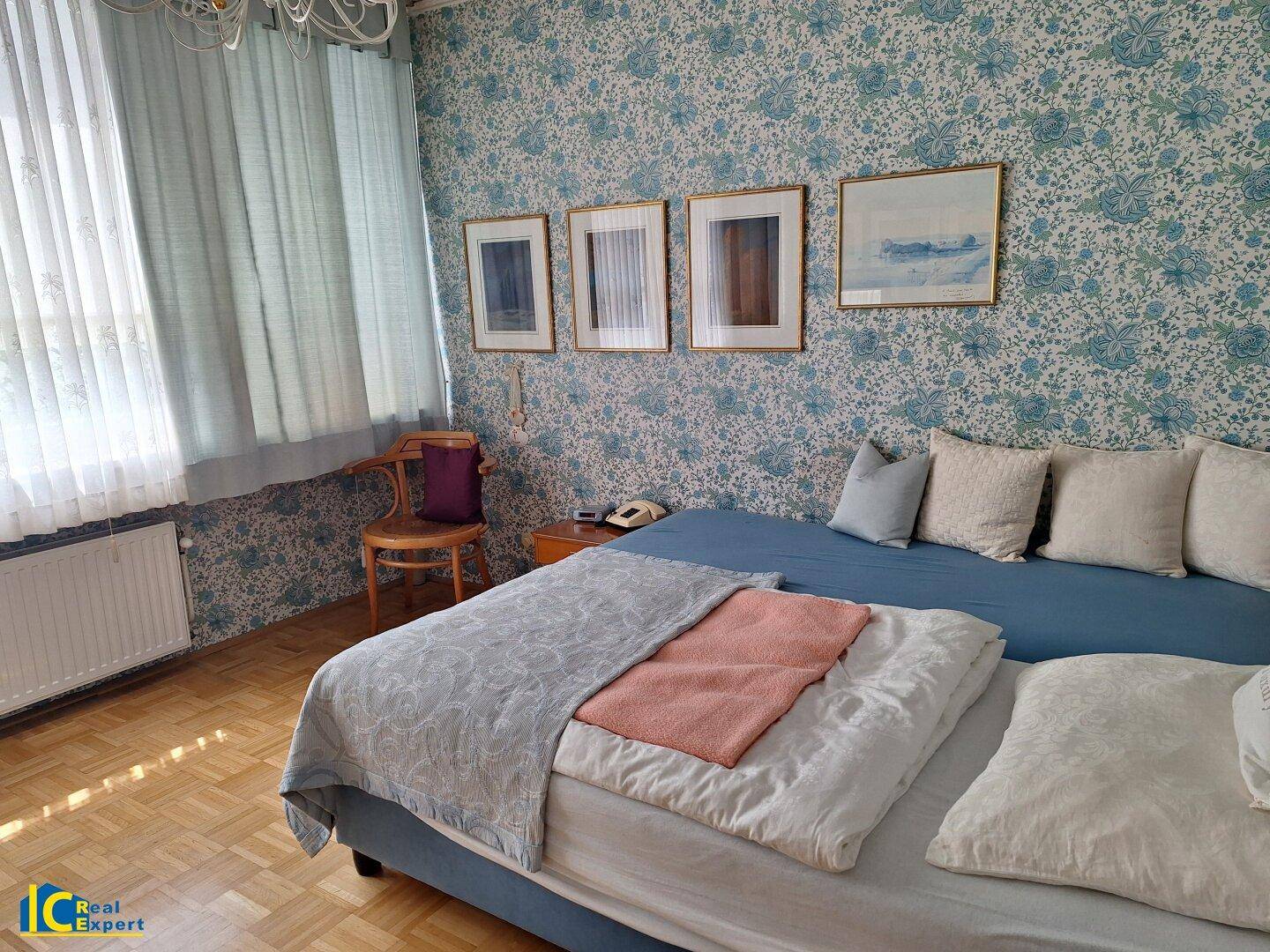 Großes Schlafzimmer