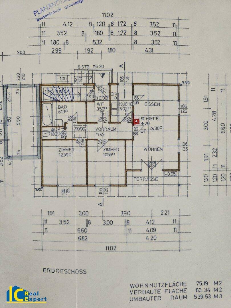 Grundriss des Erdgeschosses mit offenem Wohnbereich, Küche, Bad und direktem Terrassenzugang.