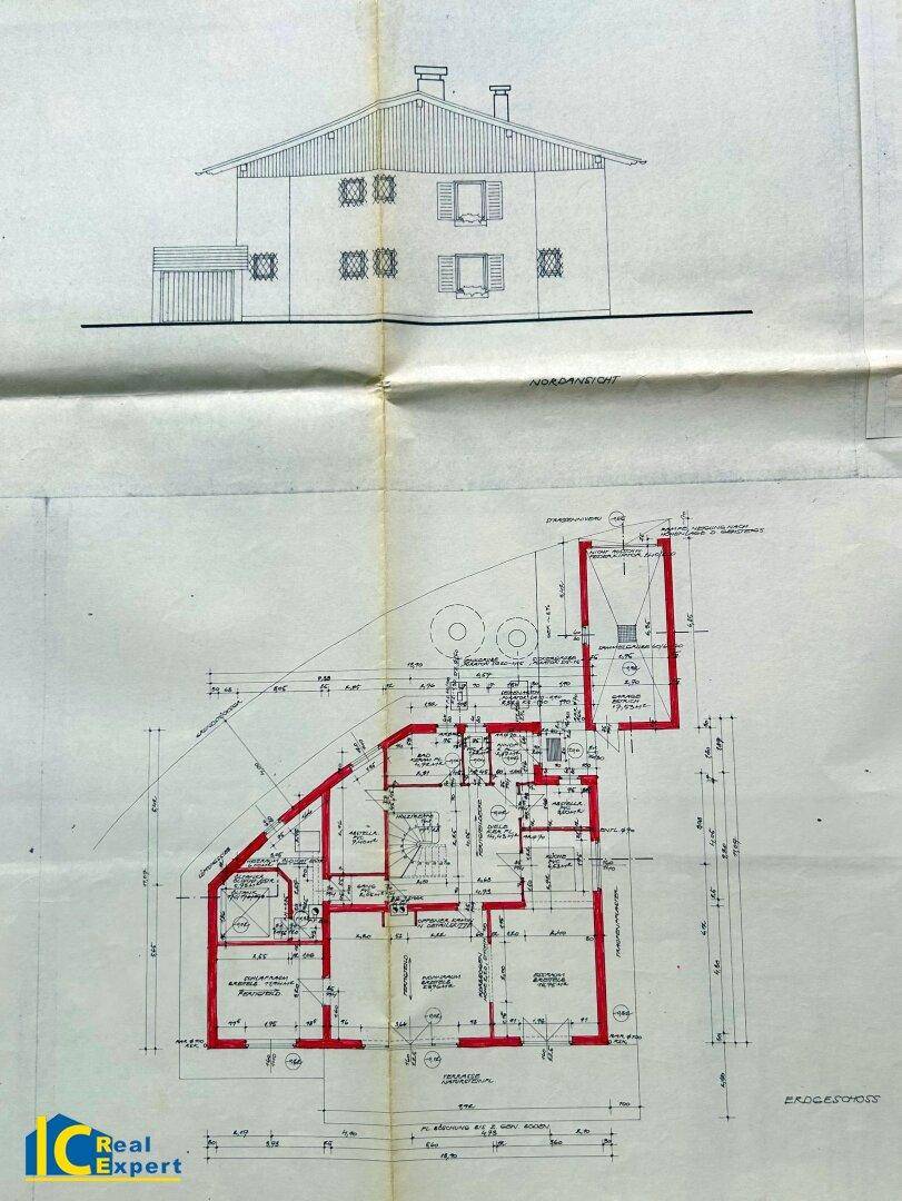 Grundriss des Erdgeschosses mit eingezeichneten Räumen und Zugang zum Garten.