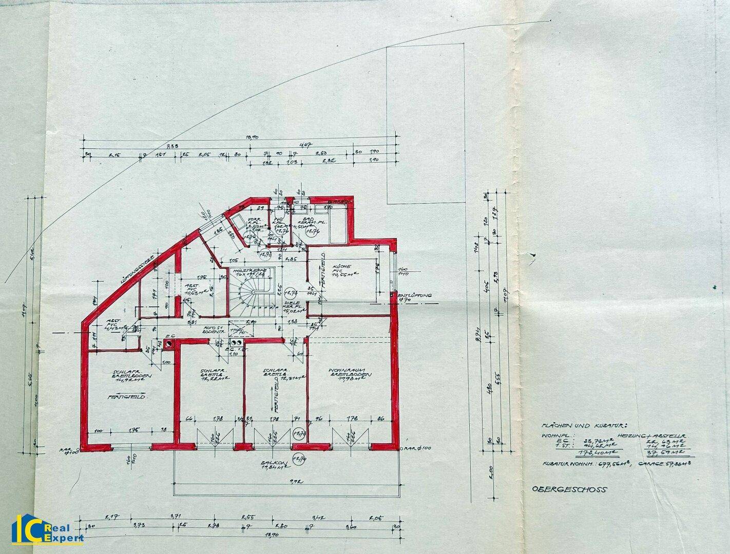 Grundriss des Obergeschosses mit Schlafzimmern, Treppenaufgang und Balkon.