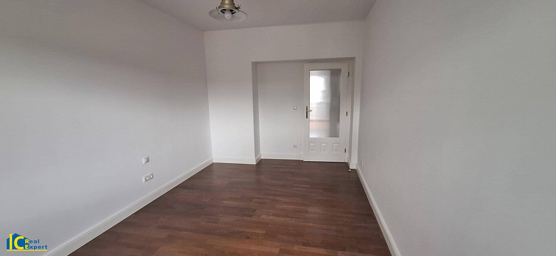 Elegante weiße Sesselleisten, geschmackvolle Innentüren