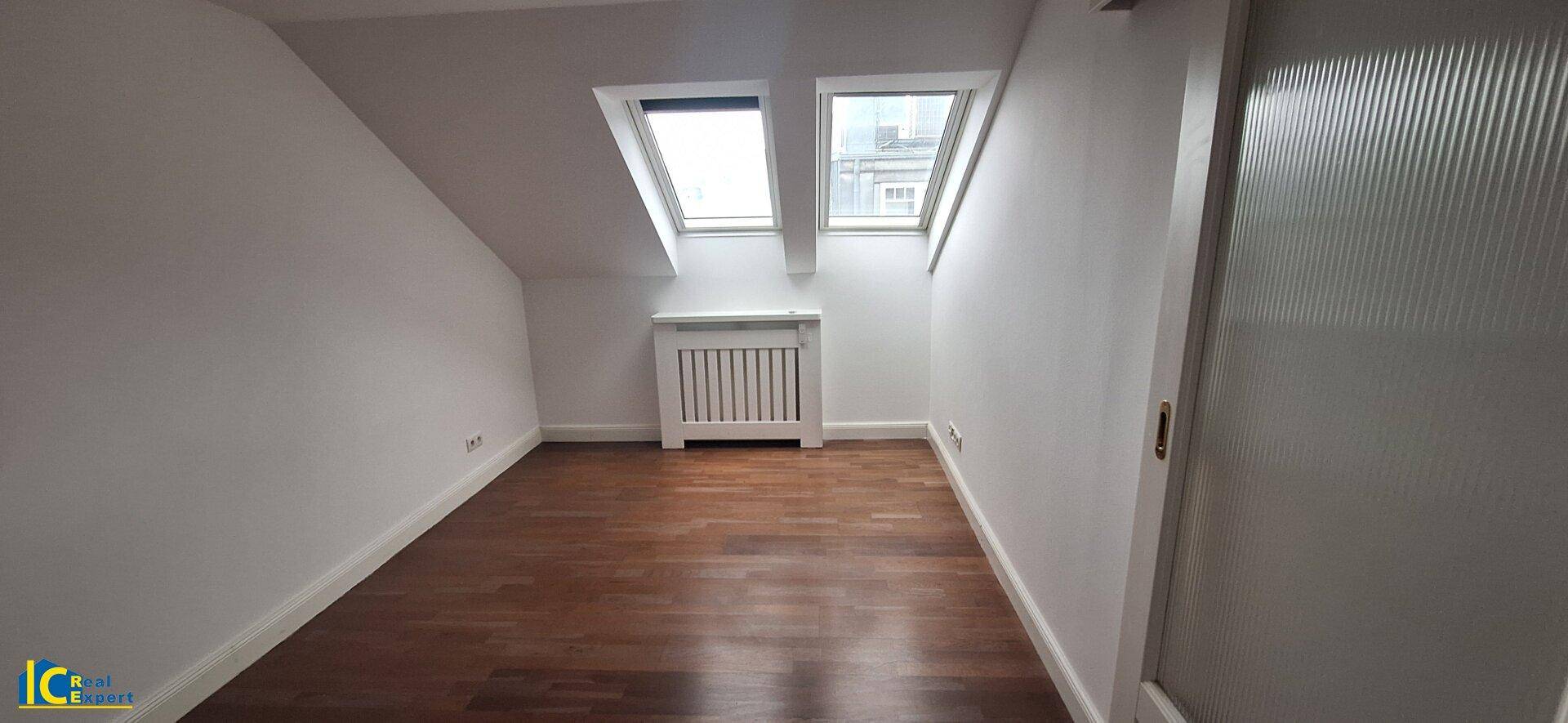 Zimmer 1 mit Velux Fenstern
