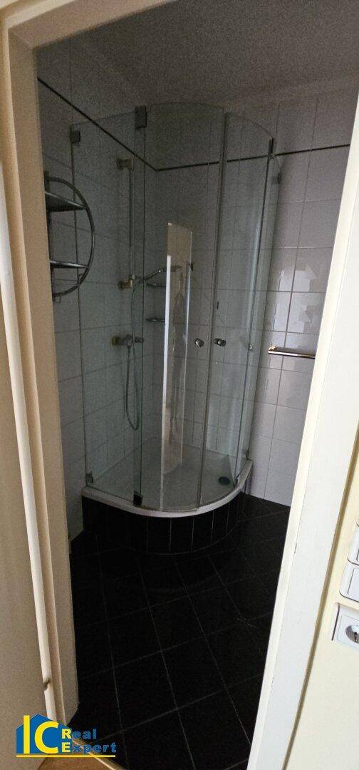 Baderzimmer mit Dusche