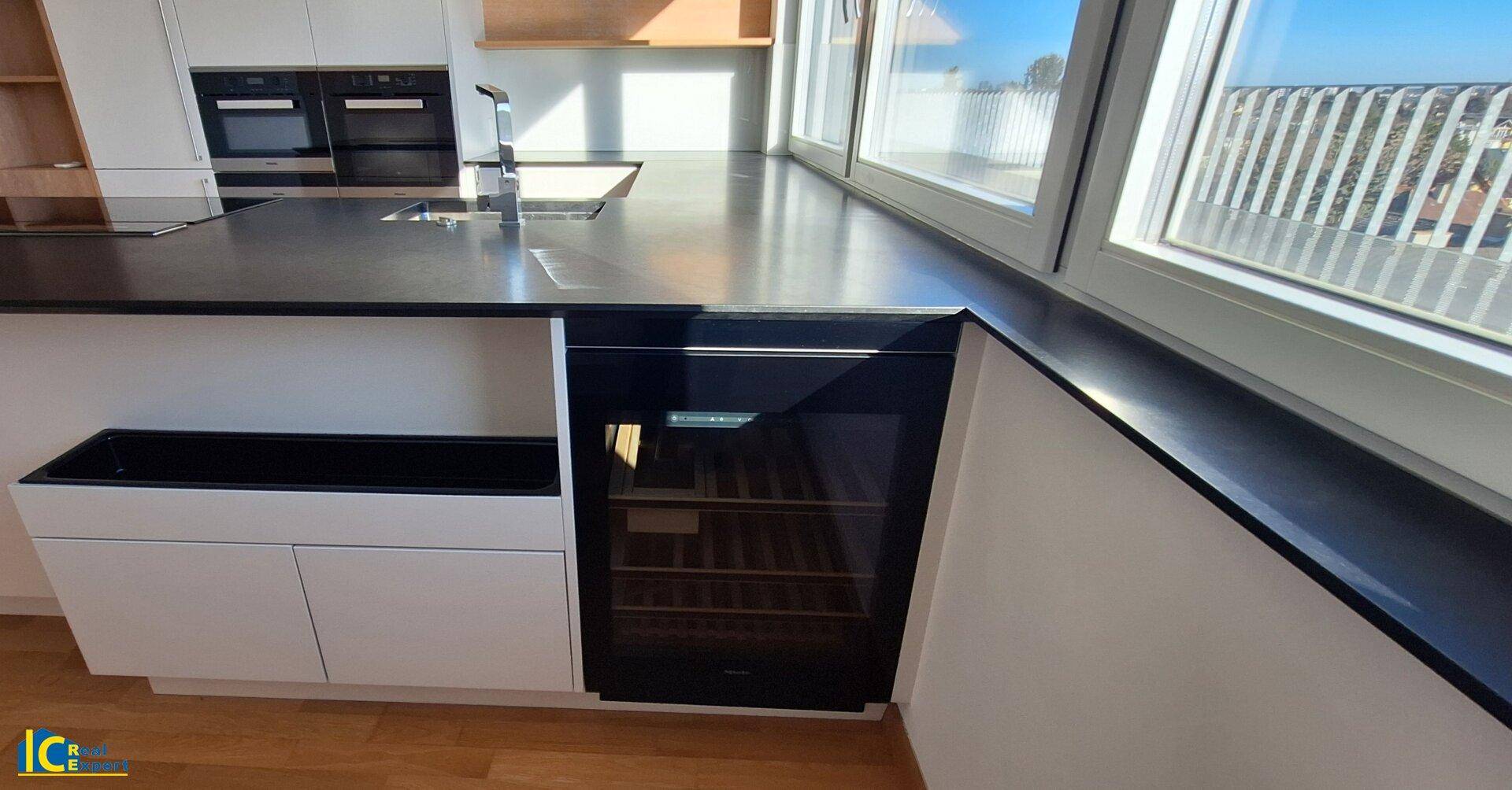 Küche mit Miele Einbaugeräten, auch mit Weinkühlschrank