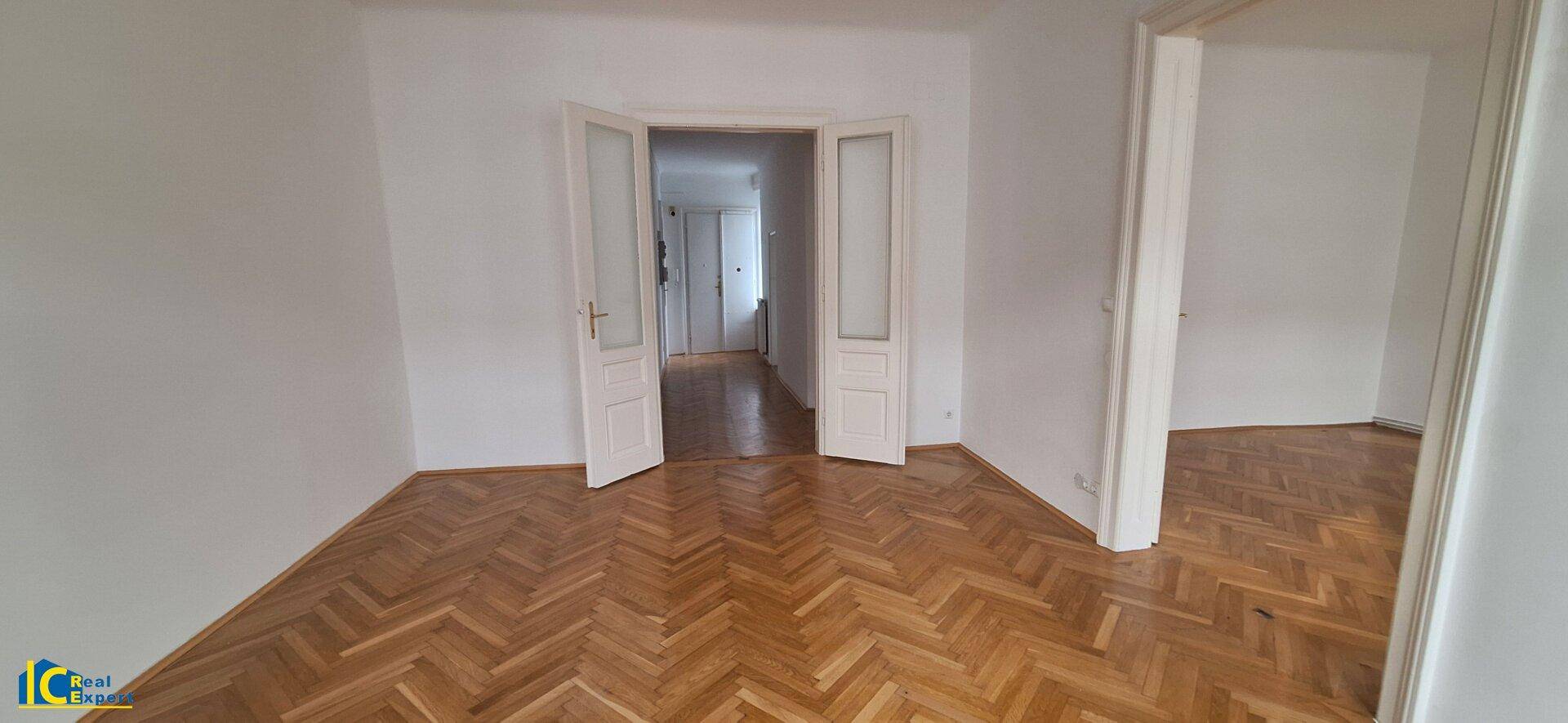 Blick zum Vorraum und zur Wohnungseingangstüre