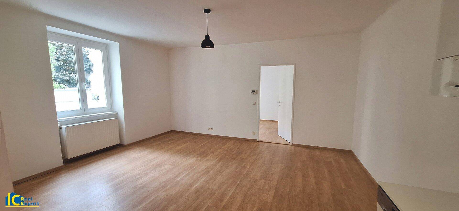 Große Wohnküche mit Zugang zum Schlafzimmer