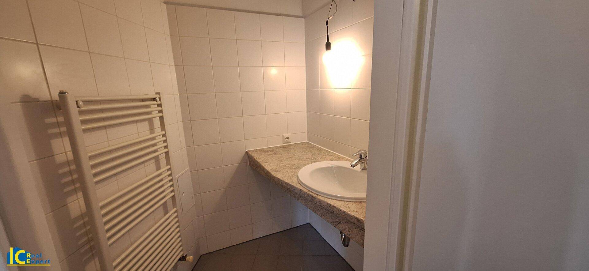 Badezimmer mit WM Anschluss und Dusche
