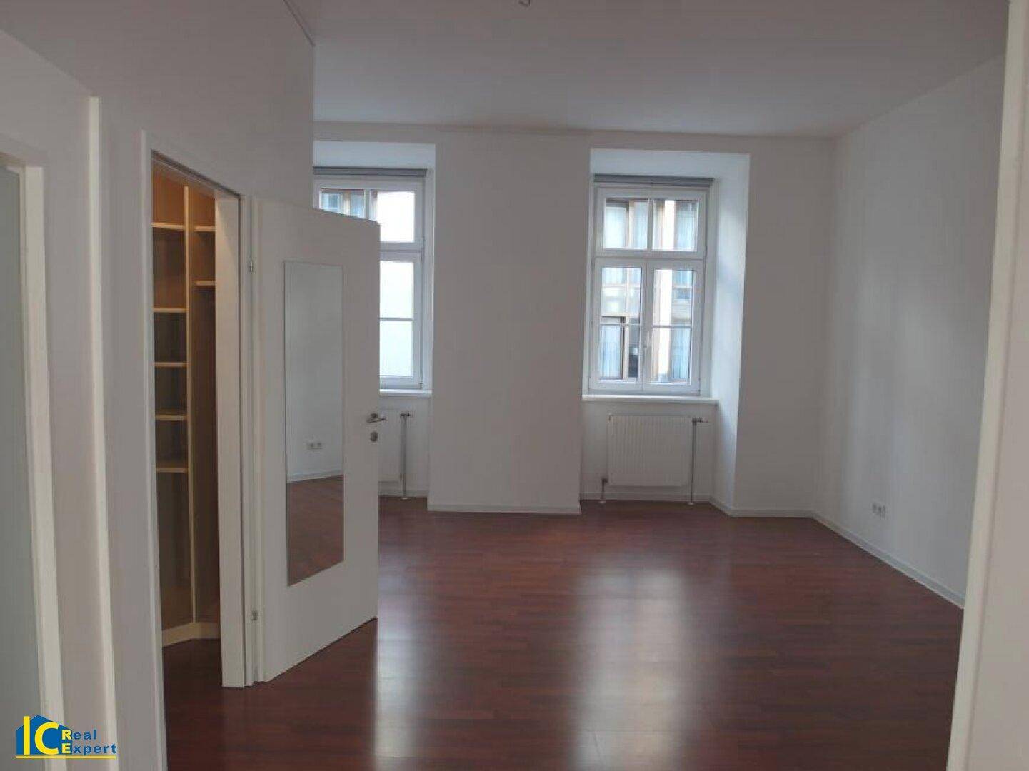 Schlafzimmer mit begehbarer Garderobe