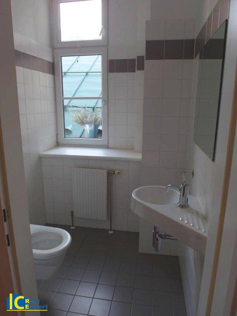 Extra WC mit Handwaschbecken und Fenster