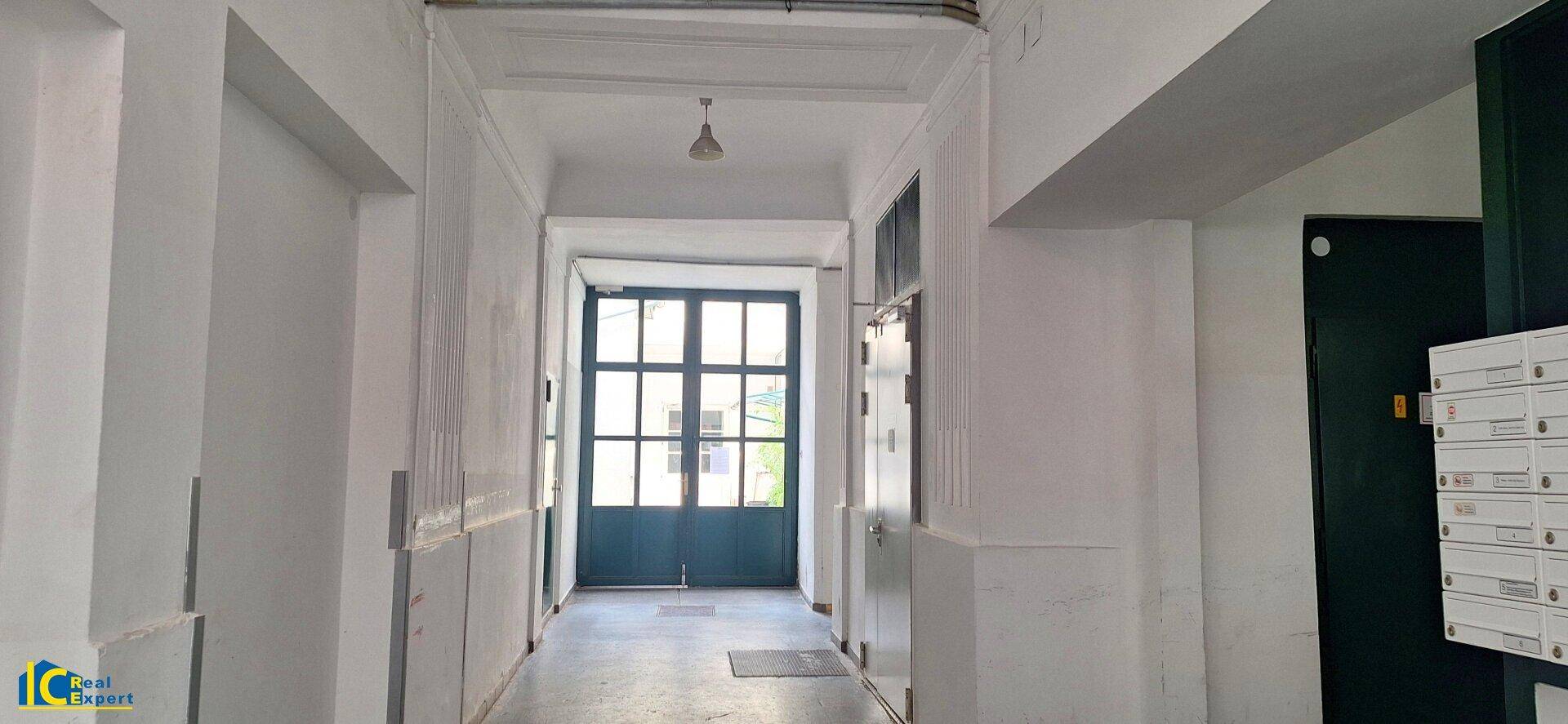 Zugang zum Innenhof und Lift