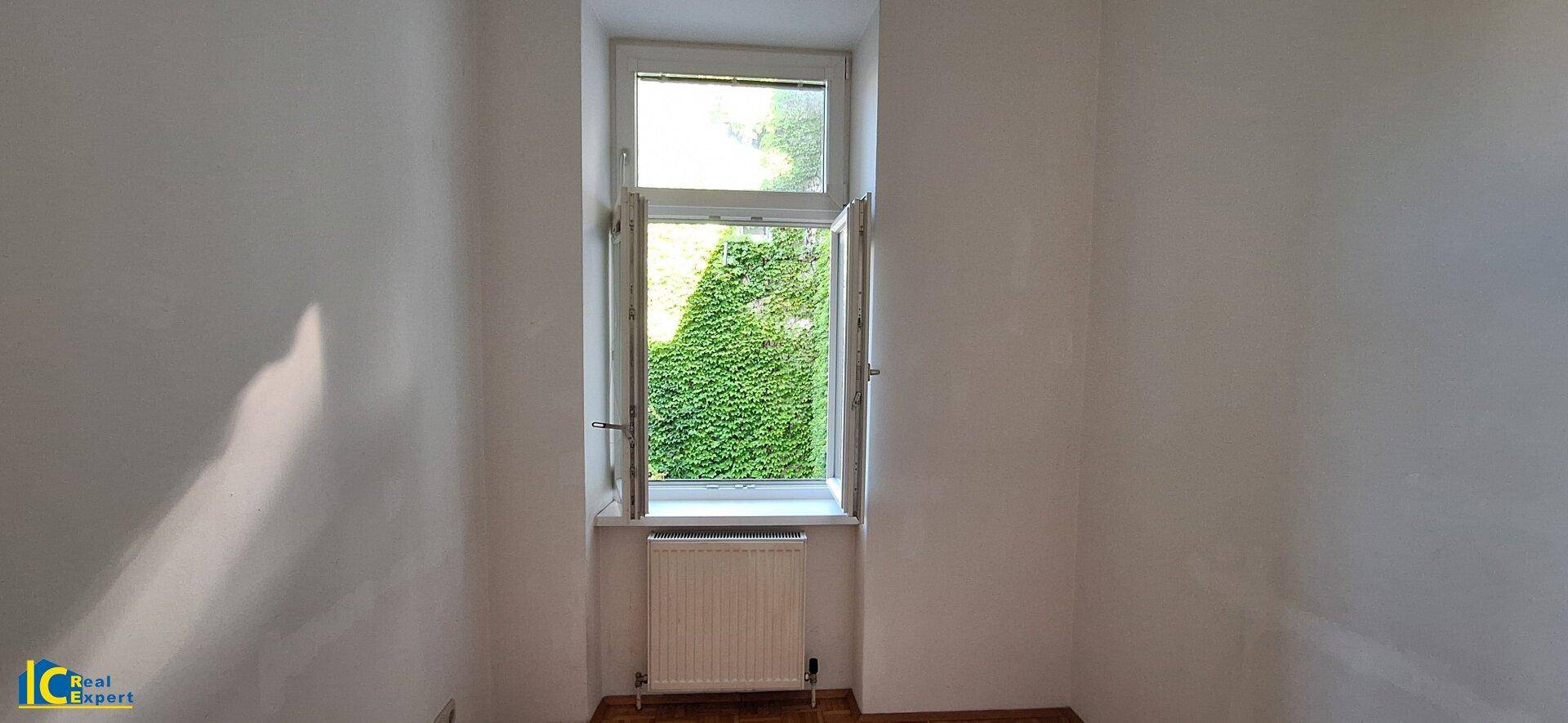 Kleines Zimmer mit Grünblick