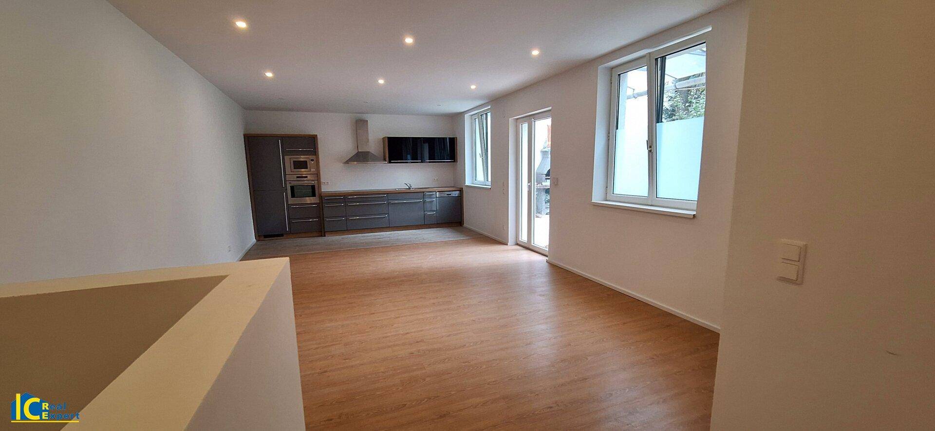 Großer Raum mit funktioneller Küchenzeile