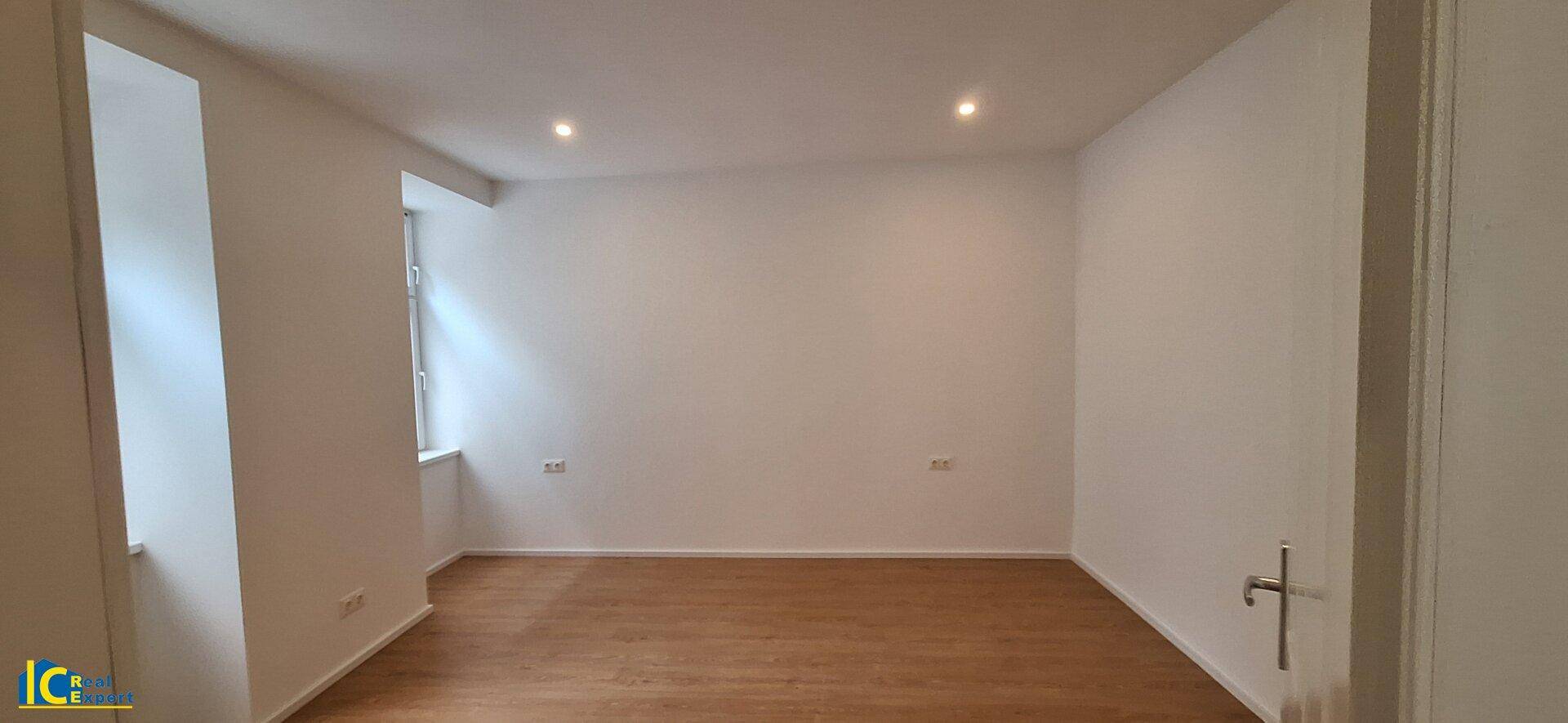 Weiterer zentral begehbarer Raum im EG