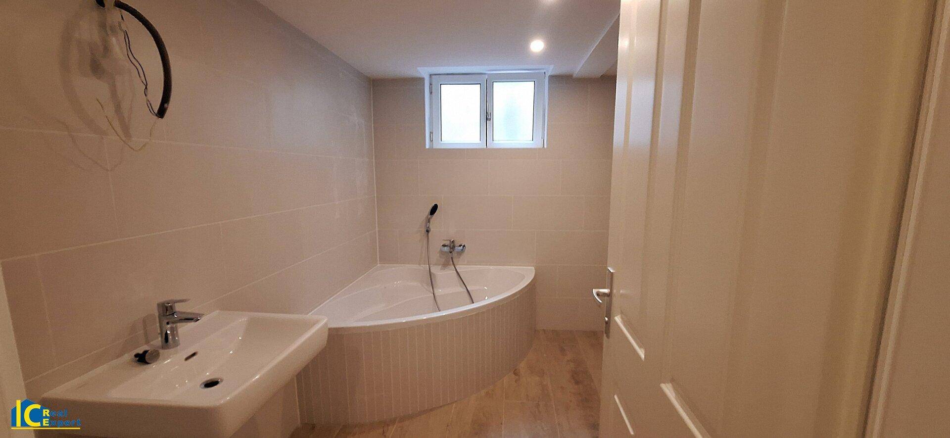 Tageslichtbad mit Eckbadewanne, Dusche...