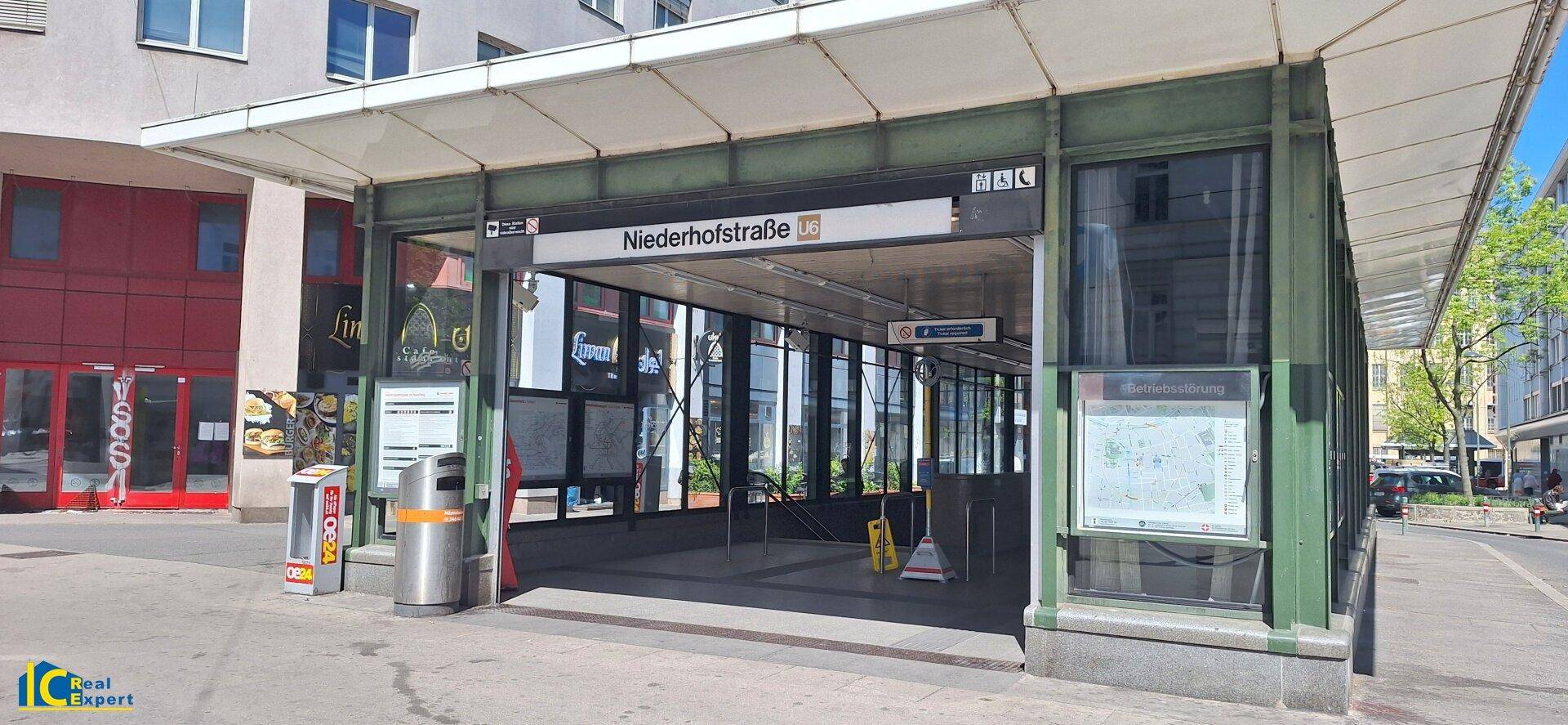 Eingang zur U-Bahn-Station Niederhofstraße in urbaner Umgebung.