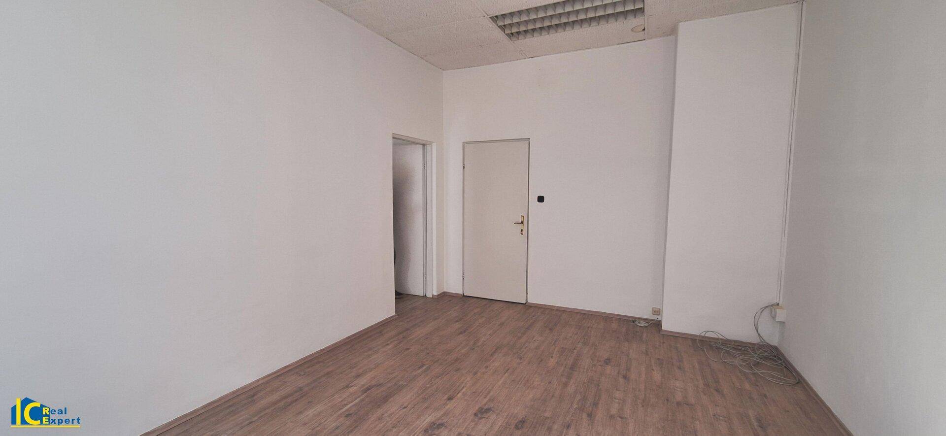 Zugang zum Vorraum und zu einem weiteren Raum