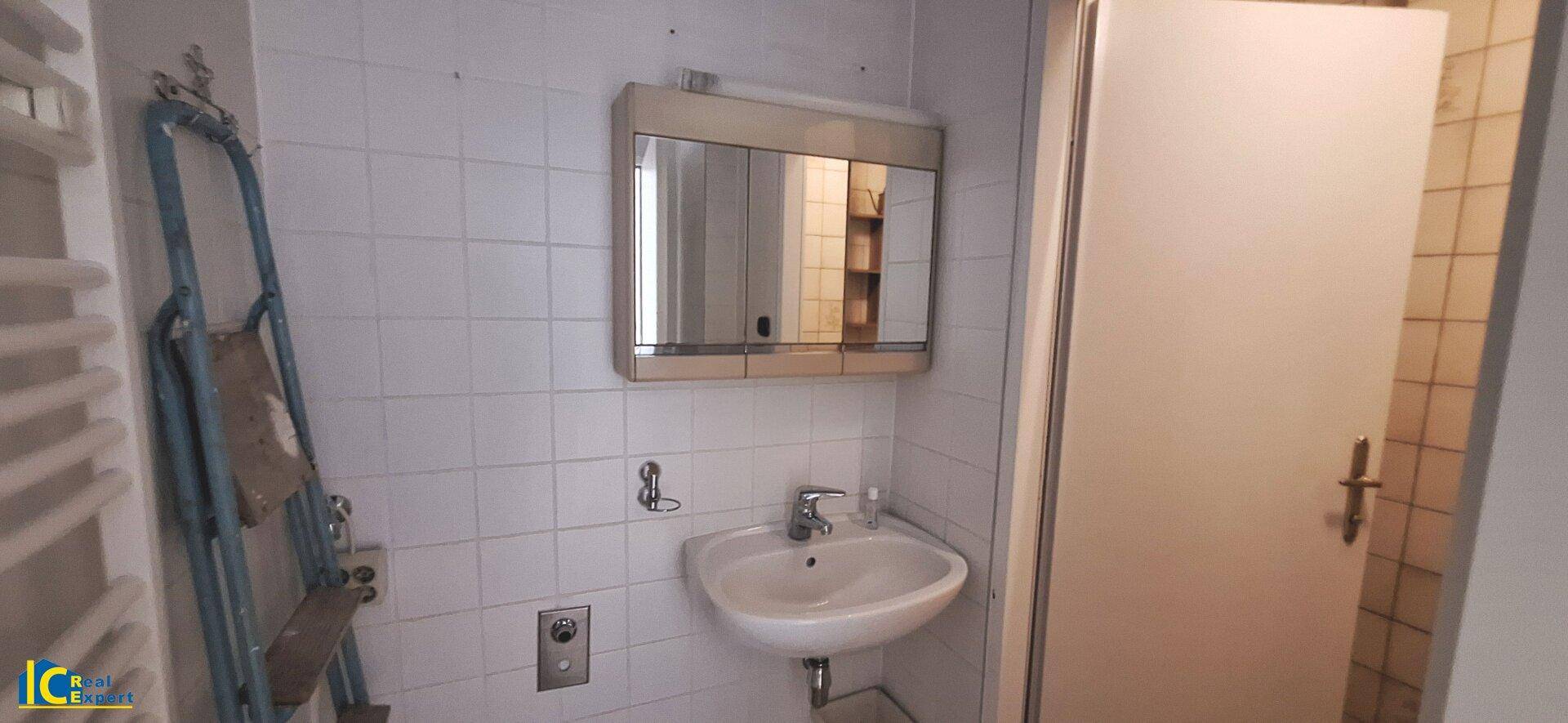Waschbecken im Vorraum vor dem WC