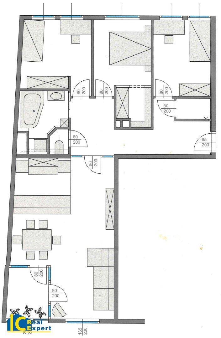 Übersichtlicher Grundriss einer Wohnung mit Möblierungsvorschlägen und Raumfunktionen.