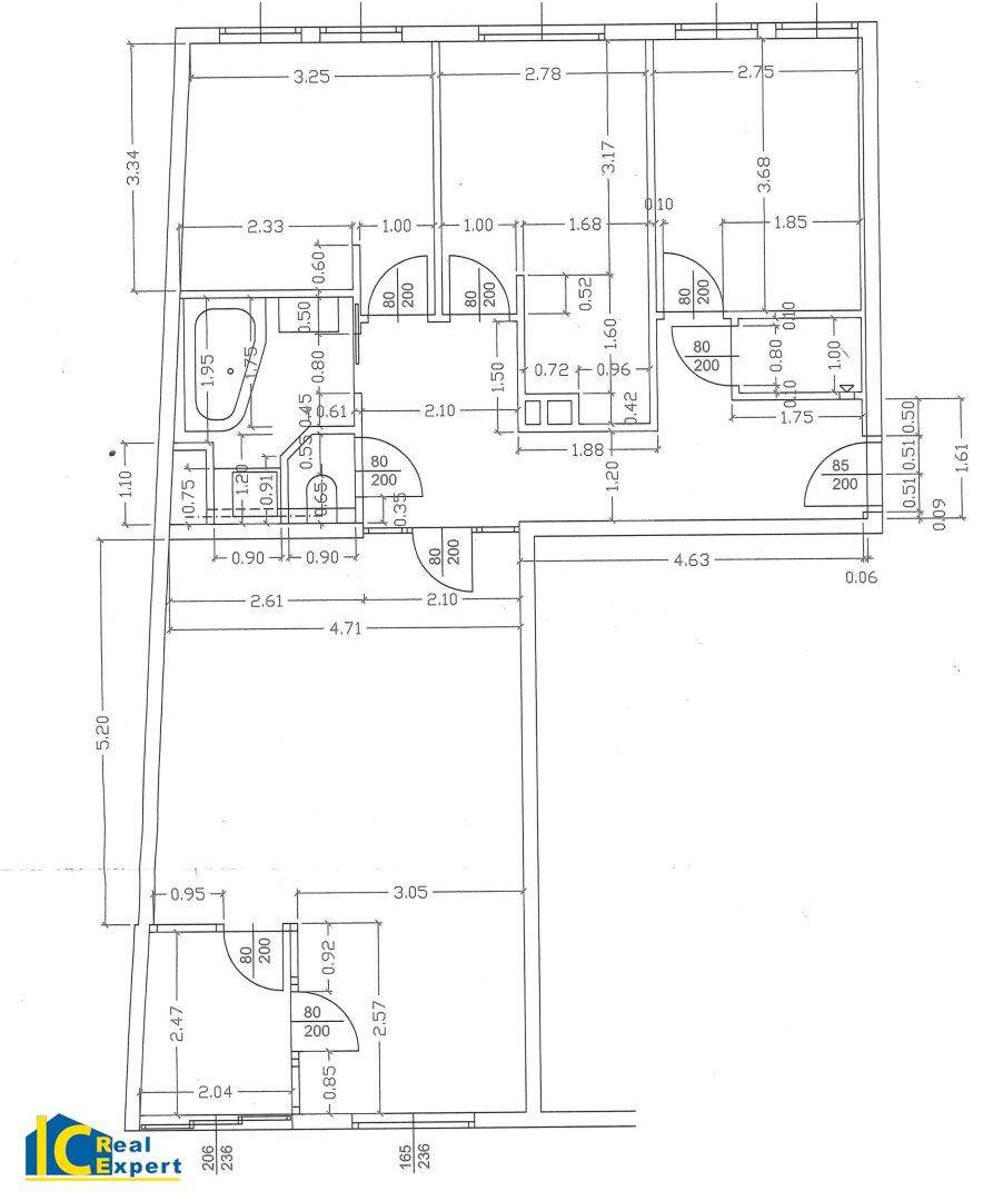 Detaillierter Grundriss einer Wohnung mit Maßangaben für die Raumaufteilung.