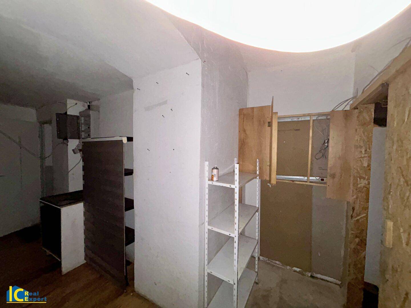 Kellerraum mit Regalen und provisorischen Installationen, bereit für die Nutzung.