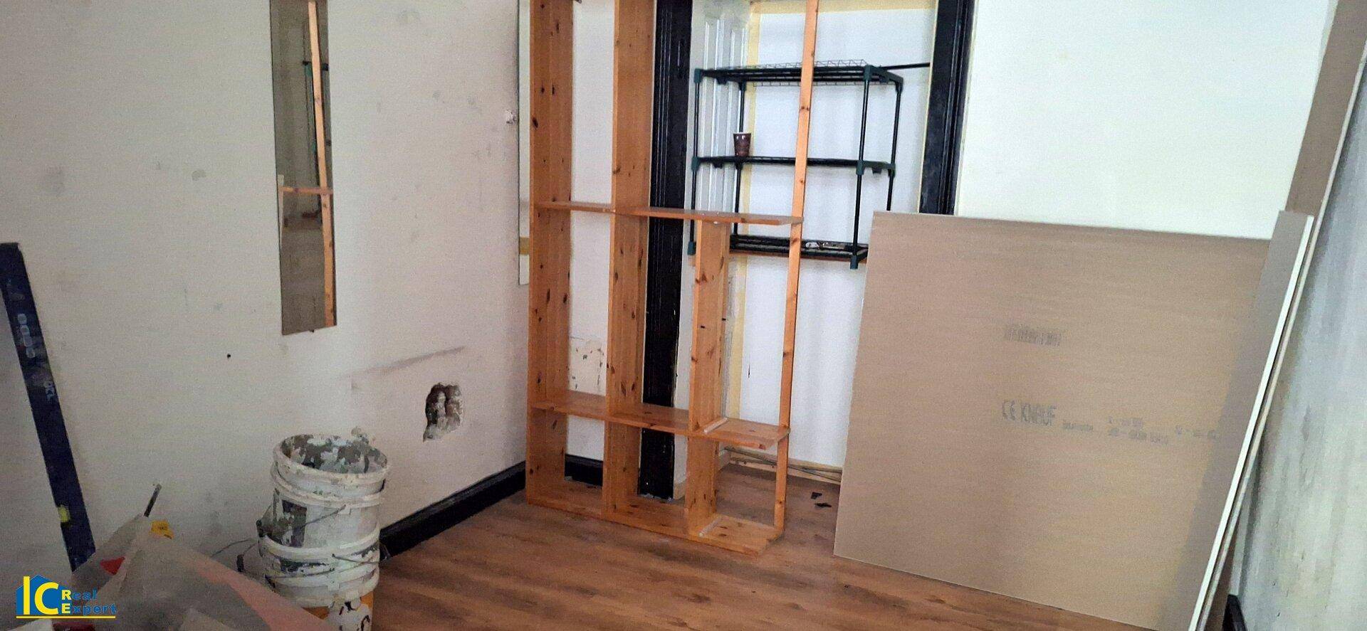 Raum im Umbau mit Holzrahmen und Gipskartonplatten, bereit für die Fertigstellung.