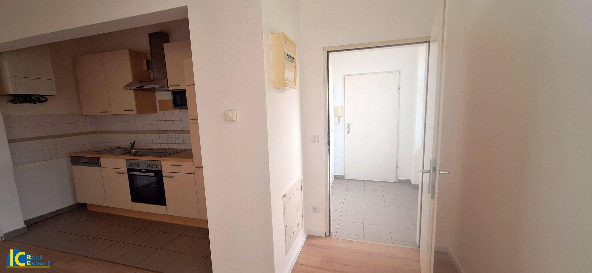 Blick zum Vorraum und zur Wohnungseingangstüre