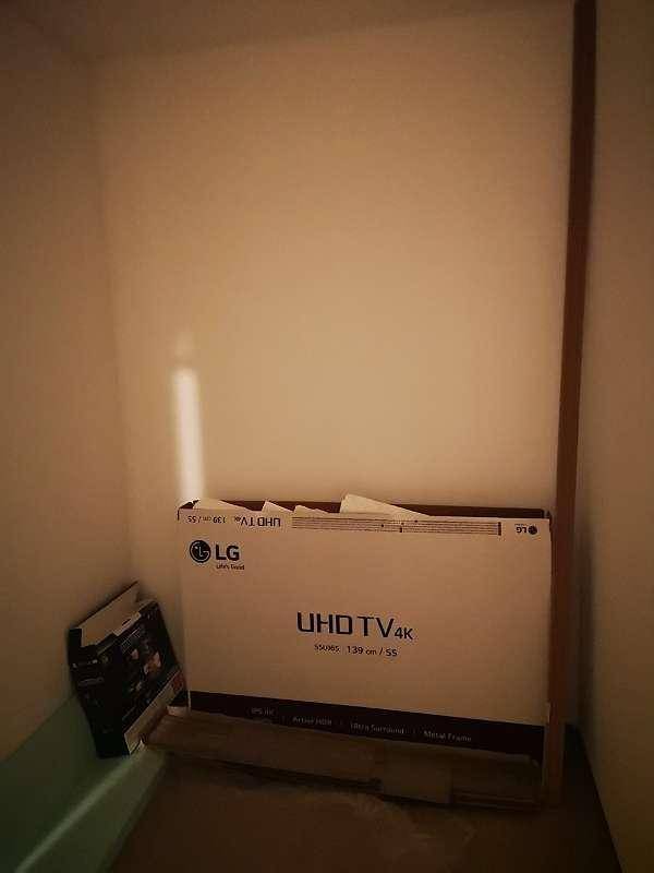 Abstellraum mit einer großen TV-Verpackung und einfachen Wänden.