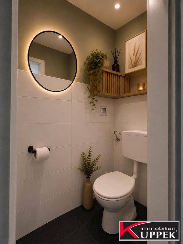 Modernes WC mit weißen Fliesen, Toilette und beleuchtetem Rundspiegel, stilvoll gestaltet.