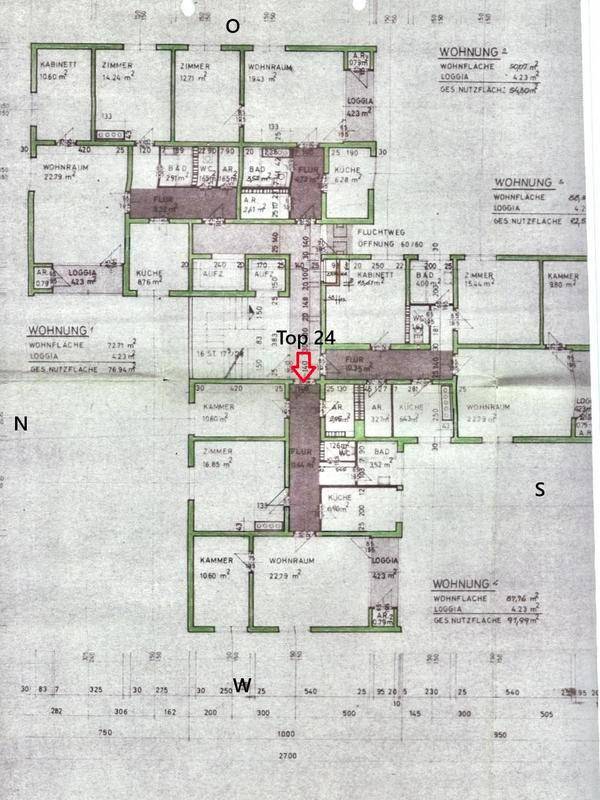 Gesamtgrundriss einer Etage mit mehreren Wohnungen und markiertem Bereich.