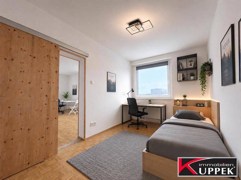 Helles Zimmer mit Einzelbett, Schreibtisch und Fenster, ideal als Jugend- oder Gästezimmer.