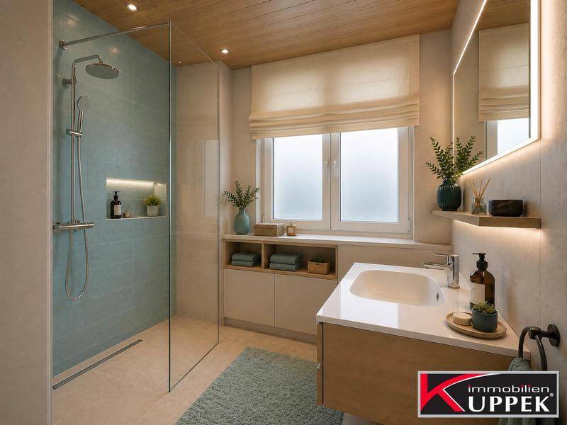 Modernes Badezimmer mit begehbarer Dusche, Waschtisch und Fenster, hell und geräumig.