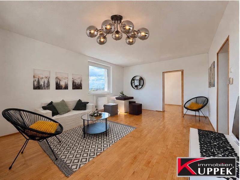 Geräumiges Wohnzimmer mit Parkettboden, bequemer Couch und stilvoller Deckenbeleuchtung.