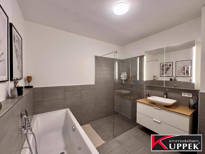 Bad mit Wanne - Dusche