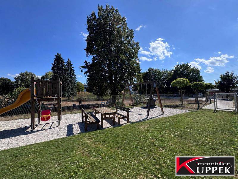 Spielplatz neben Eigengarten
