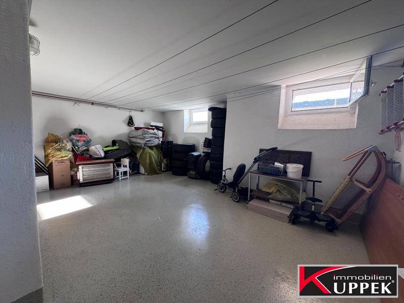 Geräumiger Kellerraum mit Stauraum und kleinem Fenster, ideal für Lagerzwecke.