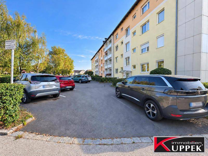 Außenparkplätze vor dem Wohngebäude, bieten bequeme Stellmöglichkeiten für Bewohner und Besucher.