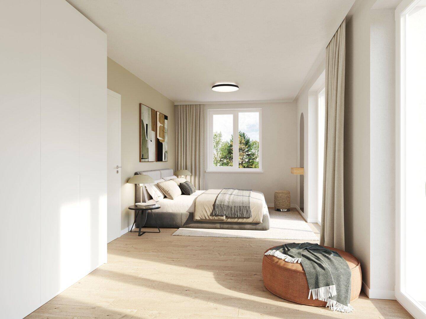 Helles Schlafzimmer mit Holzboden, großem Fenster und gemütlicher Einrichtung.