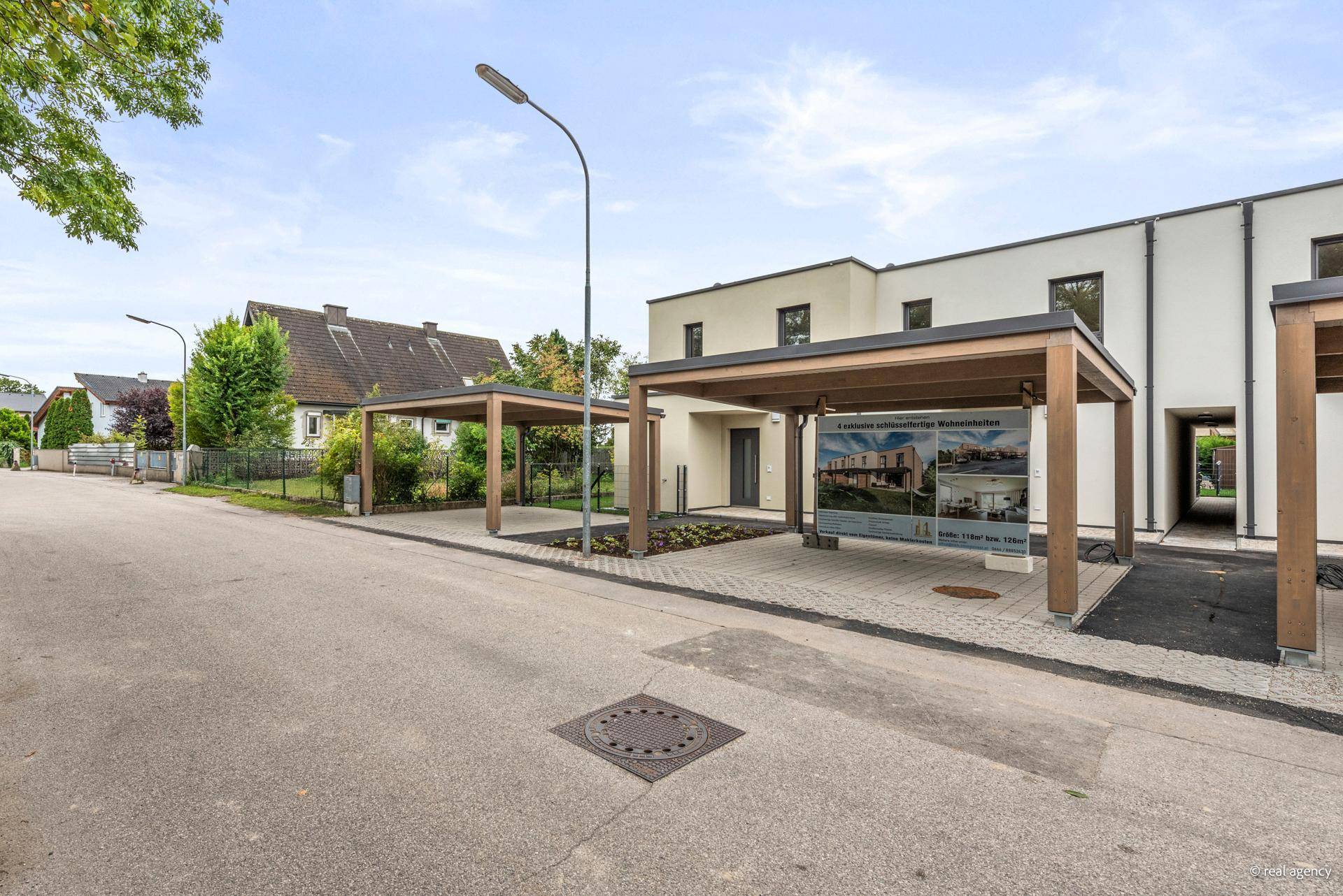Die modernen Reihenhäuser mit Carports fügen sich harmonisch in die ruhige Wohngegend ein.