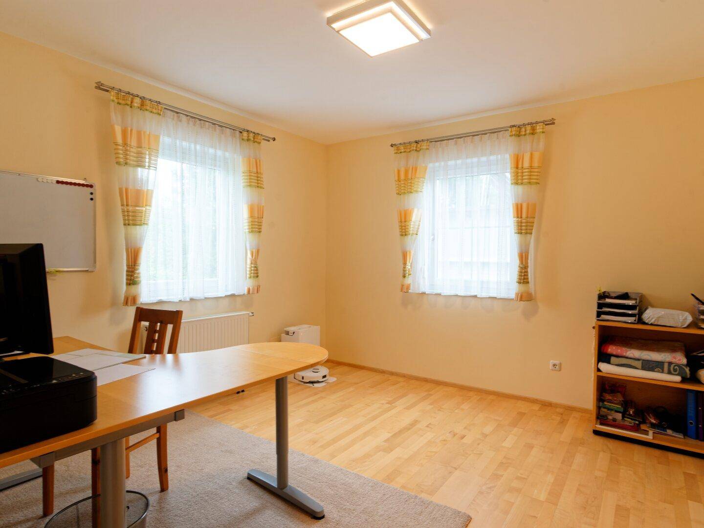Zimmer / Büro EG