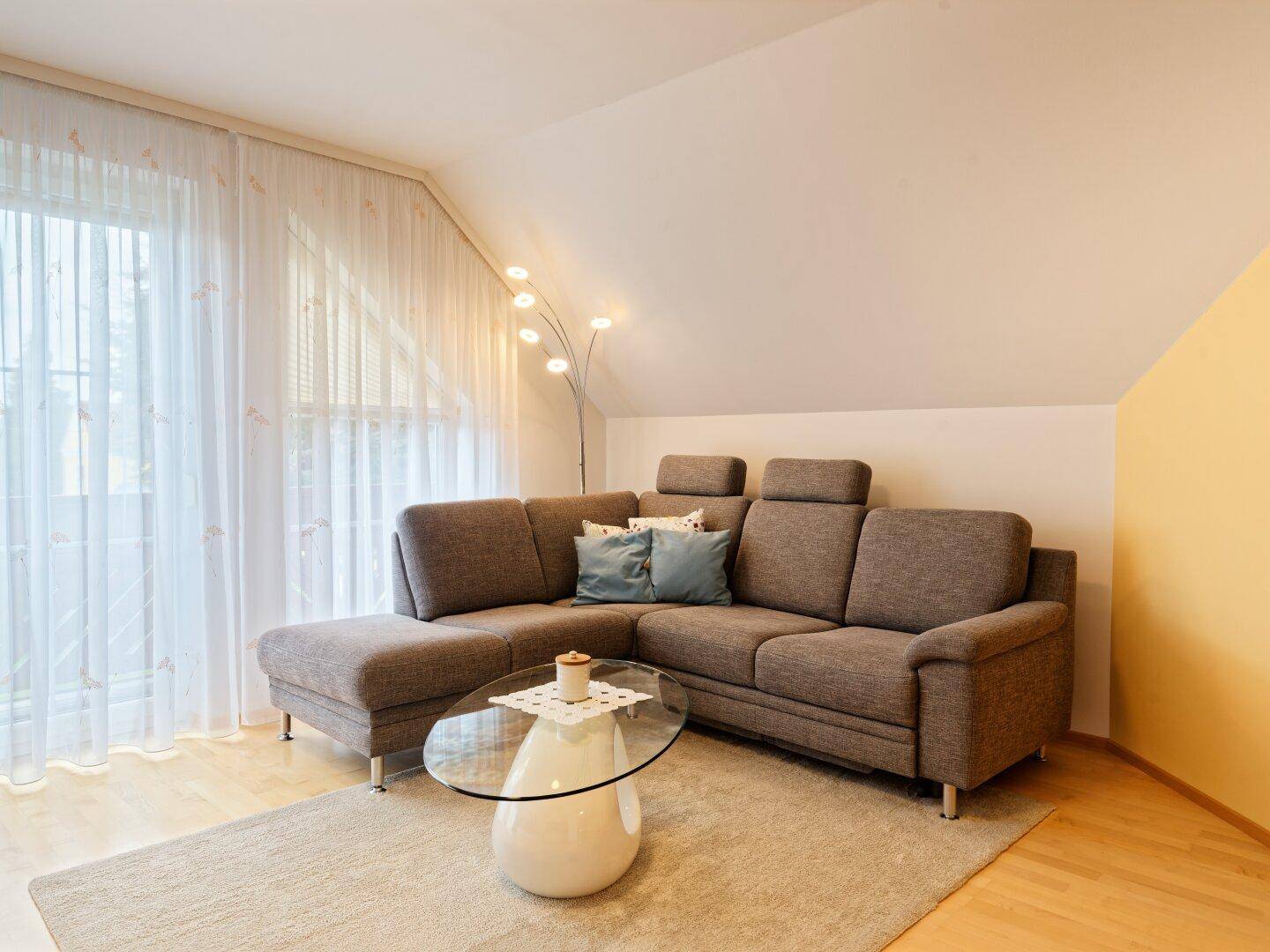 Wohnzimmer mit Balkon OG