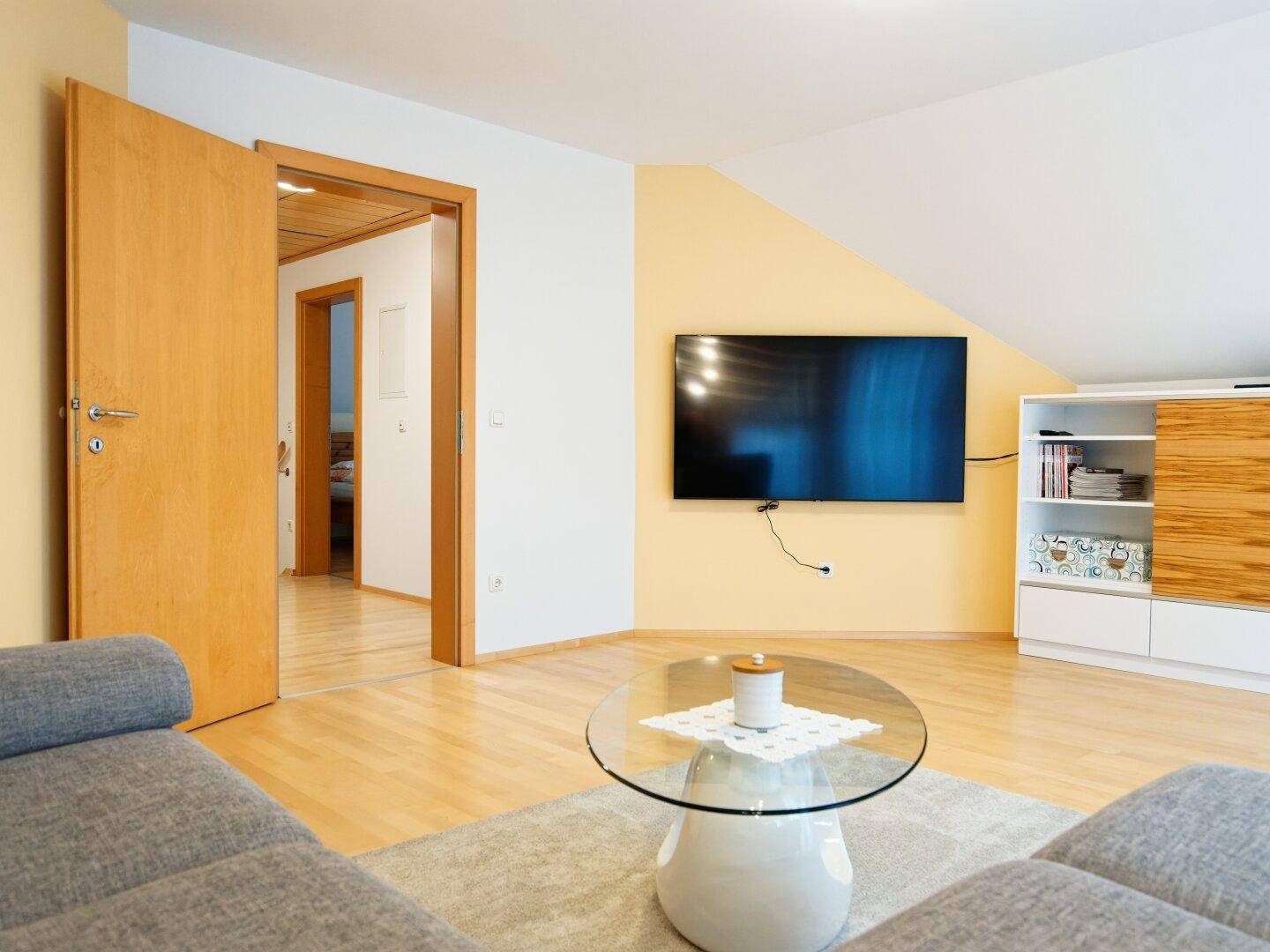 Wohnzimmer mit Balkon OG