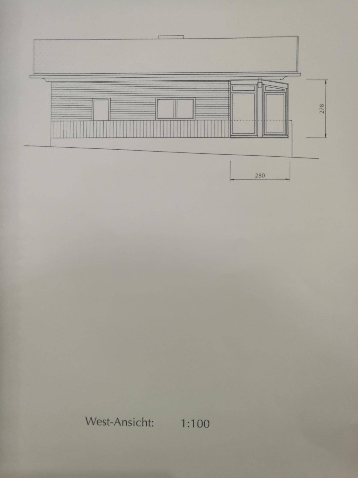 West-Ansicht des Gebäudes mit Maßen und Fensterdetails in einer architektonischen Zeichnung.